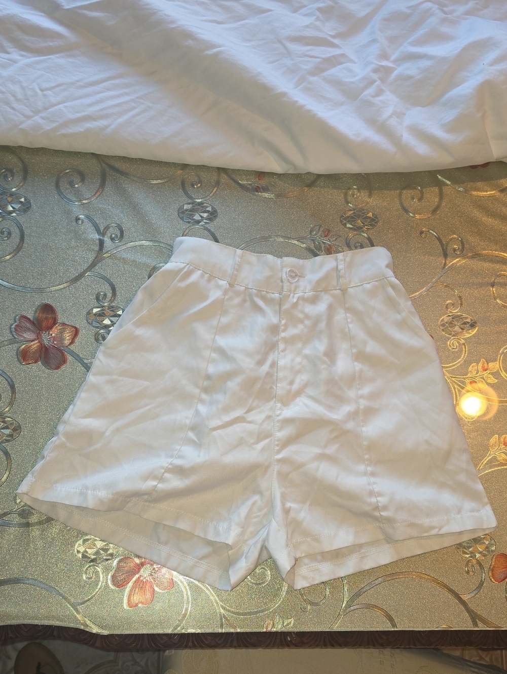 White High-Waist Pleated Shorts Small